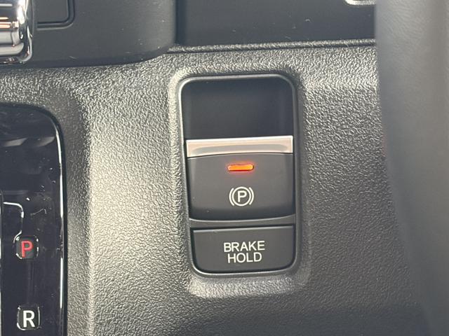 Ｎ－ＢＯＸカスタム ブラックスタイル　両側電動スライドドア　クリアランスソナー　オートクルーズコントロール　レーンアシスト　衝突被害軽減システム　オートライト　ＬＥＤヘッドランプ　スマートキー　アイドリングストップ　電動格納ミラー（10枚目）