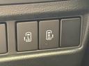 両側電動スライドドア装備!運転席よりボタン一つで開閉可能でございます。