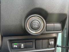 キーを携帯しているだけで、エンジンの始動が可能な装備です。プッシュスタートですのでエンジンの始動もボタンを押すだけです 6