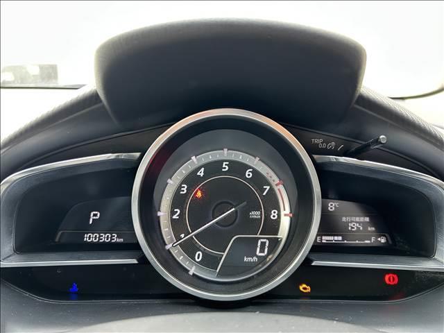 デミオ 13S Lパッケージ 禁煙車 マツダ純正ナビ Bluetooth CD DVD バックカメラ ETC アイドリングストップ 純正アルミ スマートキー 衝突軽減ブレーキ 横滑り防止装置 盗難防止装置 パワーステアリング(3枚目)