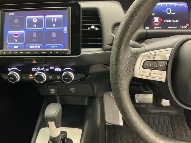 フィット ホーム　ドラレコ　ナビ　Ｒカメラ　ブルートゥース　衝突軽減ブレーキ　リアカメ　ＬＥＤライト　オートライト　クリアランスソナー　フルセグＴＶ　記録簿付　エアバッグ　ｉストップ　スマ－トキ－　盗難防止装置　ＤＶＤ（3枚目）