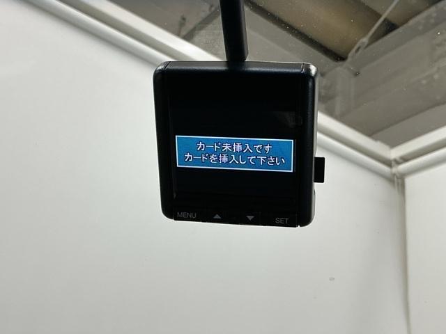 フィット ホーム　ドラレコ　ナビ　Ｒカメラ　ブルートゥース　衝突軽減ブレーキ　リアカメ　ＬＥＤライト　オートライト　クリアランスソナー　フルセグＴＶ　記録簿付　エアバッグ　ｉストップ　スマ－トキ－　盗難防止装置　ＤＶＤ（13枚目）