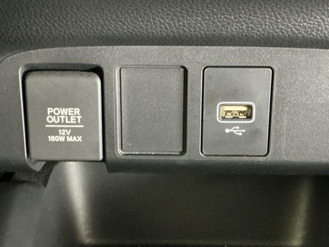フィット ホーム　ドラレコ　ナビ　Ｒカメラ　ブルートゥース　衝突軽減ブレーキ　リアカメ　ＬＥＤライト　オートライト　クリアランスソナー　フルセグＴＶ　記録簿付　エアバッグ　ｉストップ　スマ－トキ－　盗難防止装置　ＤＶＤ（62枚目）