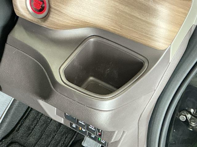 フリード Ｇ　ナビ　Ｒカメラ　ブルートゥース　フルセグ　Ａクルーズ　記録簿　３列シート　パワーウインドウ　地デジ　イモビ　ＶＳＡ　ＵＳＢ　エアコン　エアバッグ　スマートキー　ＥＣＯＮモード　シ－トヒ－タ－　キーフリ（16枚目）