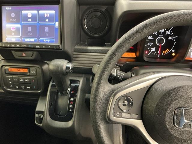 �z���_�����������[�i�r���ڂȂ̂ŁA�����ւ̃h���C�u�����C���������I�X�e�A�����O���葤�ɃI�[�f�B�I�֘A�̃R���g���[���X�C�b�`��z�u���Ă��܂��B���쎞�͎�������炷���ƂȂ��^�]�ɏW���ł��܂�