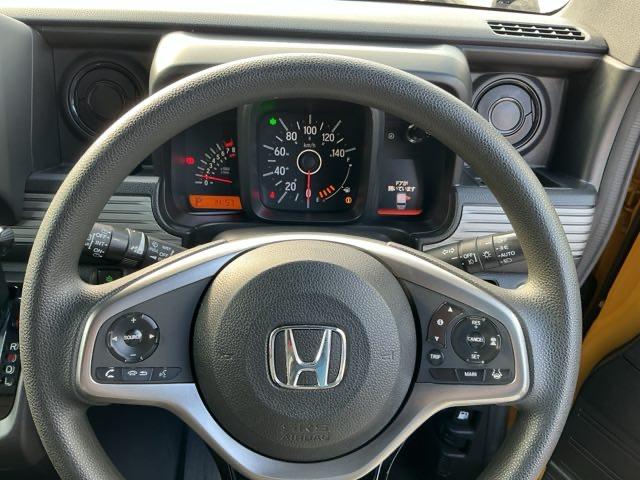 �X�e�A�����O�E�葤�Ɉ��S�^�]�x���@�\�̃z���_�Z���V���O���R���g���[������X�C�b�`�A���葤�ɃI�[�f�B�I�֘A�̃R���g���[���X�C�b�`��z�u�A��������炷���ƂȂ��^�]�ɏW���ł��܂�