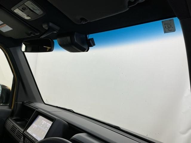 �n�[�t�V�F�C�h�t�����g�E�C���h�E�y�e�K���X��[�̐F�������z�𑕔����Ă��܂��B�L���t�����g�K���X�Ŏ��E���m�ۂ���ῂ������y���A�L�Ɩ����ł͂����Ԃ�Ⴂ�܂���