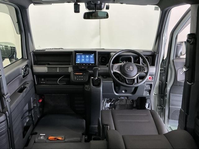 �h���C�o�[�𒆐S�Ɏ��R�Ɏ肪�͂��ʒu�ɂ`�s�Z���N�g���o�[��G�A�R���A�l�X�ȑ���X�C�b�`�Ȃǂ�z�u�A���쐫�ɗD��Ă��܂�