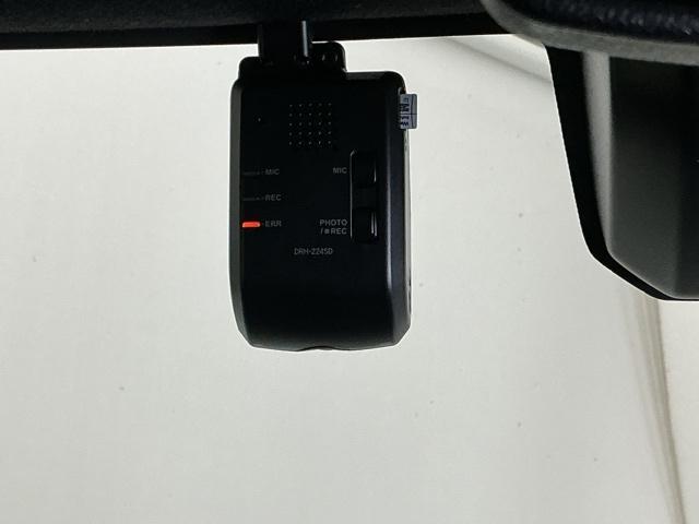 �܂����I�̎��̂��߂Ƀh���C�u���R�[�_�[�������Ă��܂��B�Փ˂����m����ƈ�莞�ԉ摜�������ۑ��ł���̂ň��S�ł�