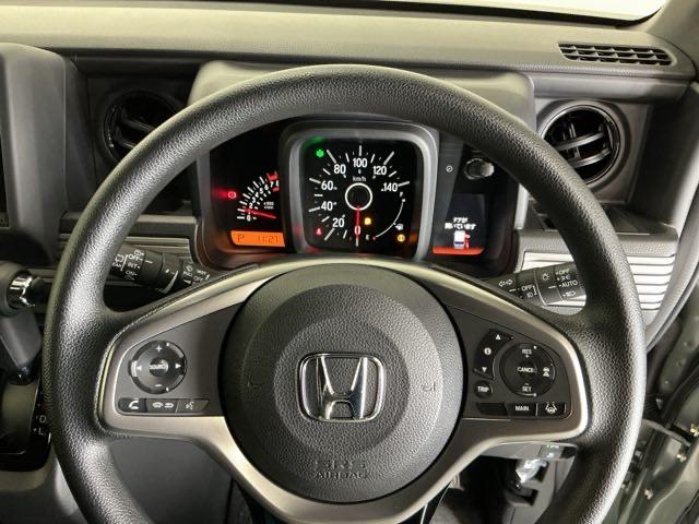 �X�e�A�����O�E�葤�Ɉ��S�^�]�x���@�\�̃z���_�Z���V���O���R���g���[������X�C�b�`�A���葤�ɃI�[�f�B�I�֘A�̃R���g���[���X�C�b�`��z�u�A��������炷���ƂȂ��^�]�ɏW���ł��܂�