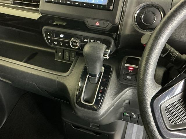 N-BOXカスタム L ドラレコ ナビ Rカメラ ブルートゥース Pソナー サイドエアバッグ Aストップ シートヒータ ベンチシート 点検記録簿 キーフリーシステム LEDライト リアカメ クルーズコントロール AC USB(18枚目)