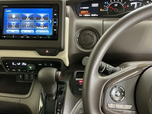 �z���_�����������[�i�r���ڂȂ̂ŁA�����ւ̃h���C�u�����C���������I�X�e�A�����O���葤�ɃI�[�f�B�I�֘A�̃R���g���[���X�C�b�`��z�u���Ă��܂��B���쎞�͎�������炷���ƂȂ��^�]�ɏW���ł��܂�