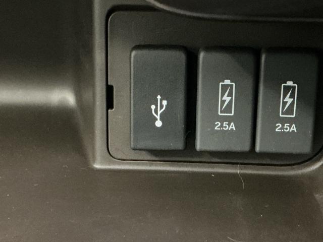 �t�r�a���͒[�q���Ă܂��B�t�r�a��������ڑ����ĉ��y�t�@�C���A�摜�t�@�C���A����t�@�C���Ȃǂ��i�r��ʂŊy���߂܂��@���ꕔ�̃f�B�X�v���C�I�[�f�B�I�A�b�c�`���[�i�[�̏ꍇ�͉��y�t�@�C���݂̂ƂȂ�܂�