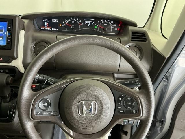 �X�e�A�����O�E�葤�Ɉ��S�^�]�x���@�\�̃z���_�Z���V���O���R���g���[������X�C�b�`�A���葤�ɃI�[�f�B�I�֘A�̃R���g���[���X�C�b�`��z�u�A��������炷���ƂȂ��^�]�ɏW���ł��܂�