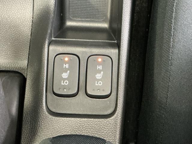 フィット １３Ｇ・Ｆパッケージコンフォートエディション　ナビ　Ｒカメラ　ブルートゥース　フルセグ　セキュリティアラーム　ＡＡＣ　整備記録簿　助手席エアバッグ　運転席エアバッグ　パワーウィンドウ　ＶＳＡ　シ－トヒ－タ－　キーレス　スマ－トキ－　ＡＢＳ（14枚目）