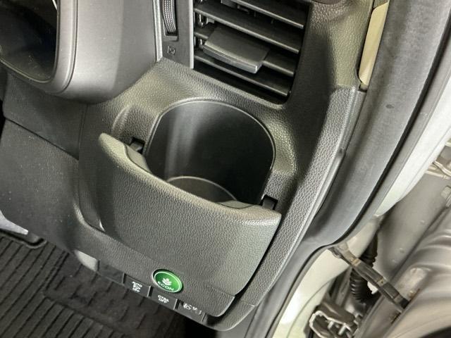 フィット １３Ｇ・Ｆパッケージコンフォートエディション　ナビ　Ｒカメラ　ブルートゥース　フルセグ　セキュリティアラーム　ＡＡＣ　整備記録簿　助手席エアバッグ　運転席エアバッグ　パワーウィンドウ　ＶＳＡ　シ－トヒ－タ－　キーレス　スマ－トキ－　ＡＢＳ（17枚目）