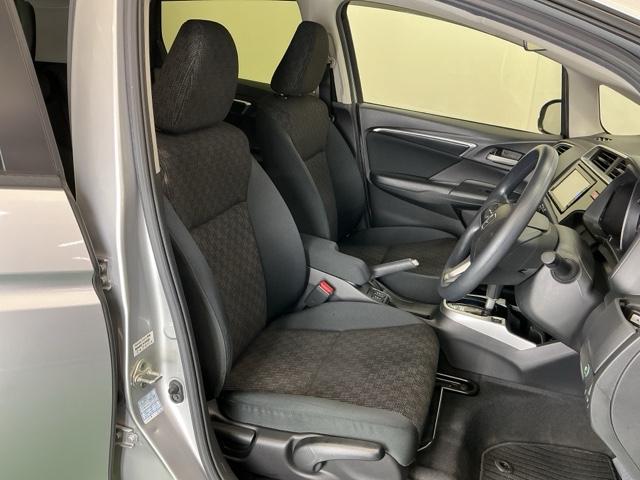 フィット １３Ｇ・Ｆパッケージコンフォートエディション　ナビ　Ｒカメラ　ブルートゥース　フルセグ　セキュリティアラーム　ＡＡＣ　整備記録簿　助手席エアバッグ　運転席エアバッグ　パワーウィンドウ　ＶＳＡ　シ－トヒ－タ－　キーレス　スマ－トキ－　ＡＢＳ（18枚目）