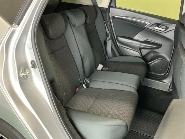 フィット １３Ｇ・Ｆパッケージコンフォートエディション　ナビ　Ｒカメラ　ブルートゥース　フルセグ　セキュリティアラーム　ＡＡＣ　整備記録簿　助手席エアバッグ　運転席エアバッグ　パワーウィンドウ　ＶＳＡ　シ－トヒ－タ－　キーレス　スマ－トキ－　ＡＢＳ（19枚目）