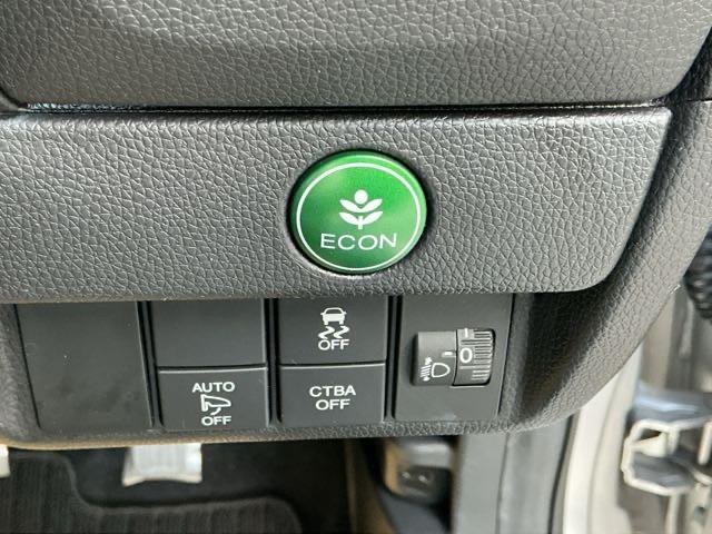 フィット １３Ｇ・Ｆパッケージコンフォートエディション　ナビ　Ｒカメラ　ブルートゥース　フルセグ　セキュリティアラーム　ＡＡＣ　整備記録簿　助手席エアバッグ　運転席エアバッグ　パワーウィンドウ　ＶＳＡ　シ－トヒ－タ－　キーレス　スマ－トキ－　ＡＢＳ（22枚目）