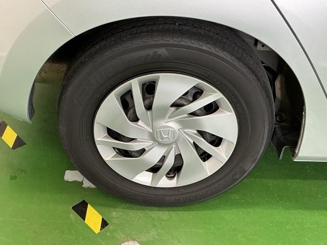 フィット １３Ｇ・Ｆパッケージコンフォートエディション　ナビ　Ｒカメラ　ブルートゥース　フルセグ　セキュリティアラーム　ＡＡＣ　整備記録簿　助手席エアバッグ　運転席エアバッグ　パワーウィンドウ　ＶＳＡ　シ－トヒ－タ－　キーレス　スマ－トキ－　ＡＢＳ（28枚目）