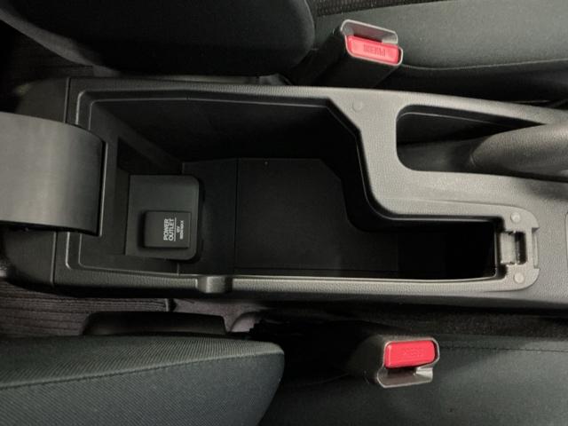 フィット １３Ｇ・Ｆパッケージコンフォートエディション　ナビ　Ｒカメラ　ブルートゥース　フルセグ　セキュリティアラーム　ＡＡＣ　整備記録簿　助手席エアバッグ　運転席エアバッグ　パワーウィンドウ　ＶＳＡ　シ－トヒ－タ－　キーレス　スマ－トキ－　ＡＢＳ（51枚目）