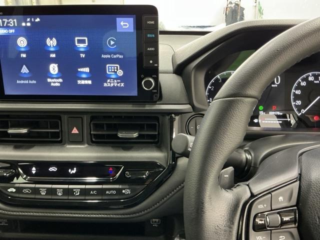 �z���_�����������[�i�r���ڂȂ̂ŁA�����ւ̃h���C�u�����C���������I�X�e�A�����O���葤�ɃI�[�f�B�I�֘A�̃R���g���[���X�C�b�`��z�u���Ă��܂��B���쎞�͎�������炷���ƂȂ��^�]�ɏW���ł��܂�