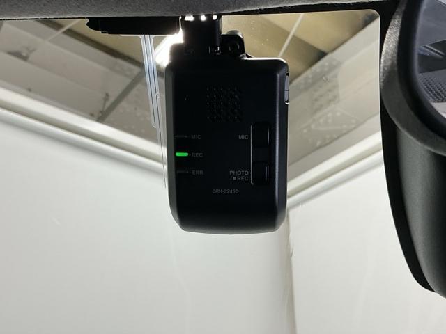 �܂����I�̎��̂��߂Ƀh���C�u���R�[�_�[�������Ă��܂��B�Փ˂����m����ƈ�莞�ԉ摜�������ۑ��ł���̂ň��S�ł�