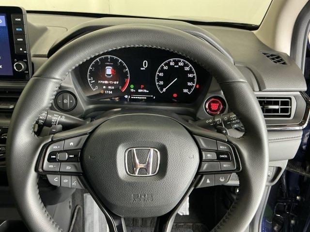 �X�e�A�����O�E�葤�Ɉ��S�^�]�x���@�\�̃z���_�Z���V���O���R���g���[������X�C�b�`�A���葤�ɃI�[�f�B�I�֘A�̃R���g���[���X�C�b�`��z�u�A��������炷���ƂȂ��^�]�ɏW���ł��܂�