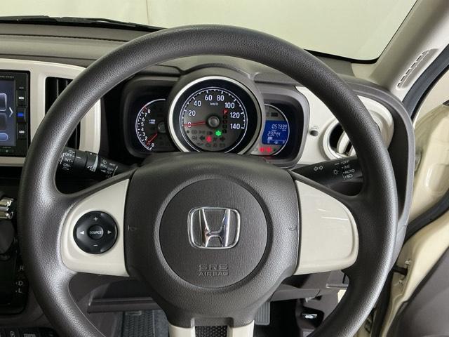 ���葤�ɃI�[�f�B�I�֘A�̃R���g���[���X�C�b�`��z�u�A��������炷���ƂȂ��^�]�ɏW���ł��܂�