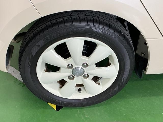 �X�`�[���z�C�[���ɂ͂��ꂢ�ɃN���[�j���O���ꂽ�z�C�[���g�����i�L���b�v�j���t���Ă��܂�