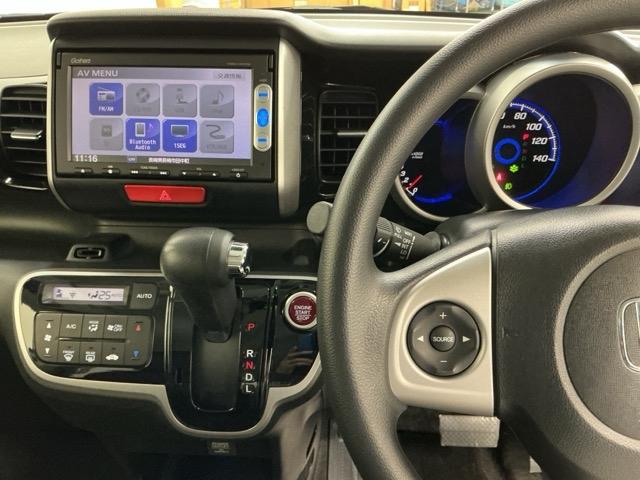 �z���_�����������[�i�r���ڂȂ̂ŁA�����ւ̃h���C�u�����C���������I�X�e�A�����O���葤�ɃI�[�f�B�I�֘A�̃R���g���[���X�C�b�`��z�u���Ă��܂��B���쎞�͎�������炷���ƂȂ��^�]�ɏW���ł��܂�