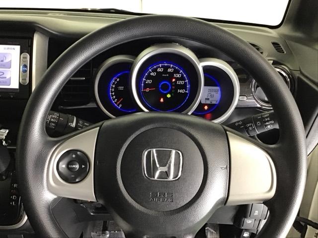 ���葤�ɃI�[�f�B�I�֘A�̃R���g���[���X�C�b�`��z�u�A��������炷���ƂȂ��^�]�ɏW���ł��܂�