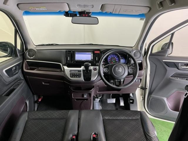 �h���C�o�[�𒆐S�Ɏ��R�Ɏ肪�͂��ʒu�ɂ`�s�Z���N�g���o�[��G�A�R���A�l�X�ȑ���X�C�b�`�Ȃǂ�z�u�A���쐫�ɗD��Ă��܂�