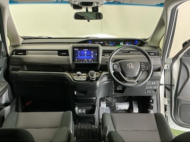 �h���C�o�[�𒆐S�Ɏ��R�Ɏ肪�͂��ʒu�ɂ`�s�Z���N�g���o�[��G�A�R���A�l�X�ȑ���X�C�b�`�Ȃǂ�z�u�A���쐫�ɗD��Ă��܂�