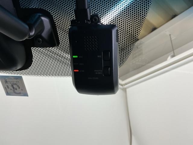 �܂����I�̎��̂��߂Ƀh���C�u���R�[�_�[�������Ă��܂��B�Փ˂����m����ƈ�莞�ԉ摜�������ۑ��ł���̂ň��S�ł�