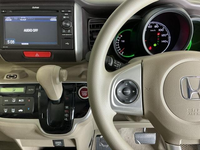 �����f�B�X�v���C�I�[�f�B�I����������Ă��܂��B�X�e�A�����O���葤�ɃI�[�f�B�I�֘A�̃R���g���[���X�C�b�`��z�u���Ă��܂��B���쎞�͎�������炷���ƂȂ��^�]�ɏW���ł��܂��B