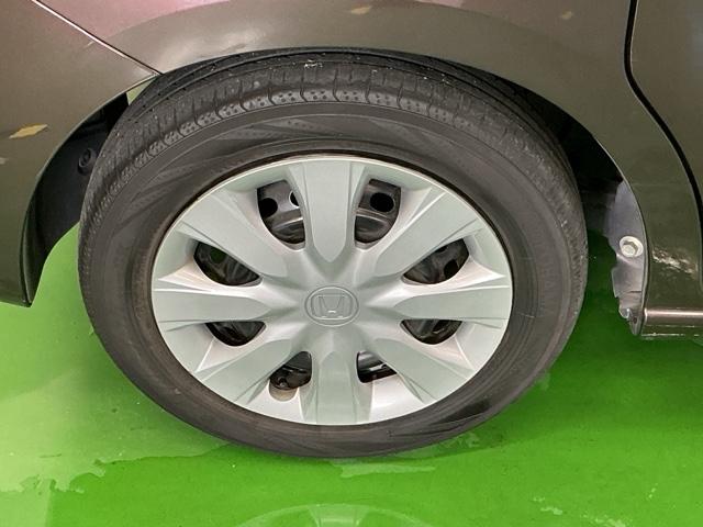 �X�`�[���z�C�[���ɂ͂��ꂢ�ɃN���[�j���O���ꂽ�z�C�[���g�����i�L���b�v�j���t���Ă��܂�