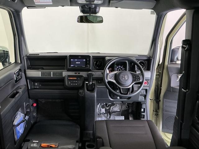 �h���C�o�[�𒆐S�Ɏ��R�Ɏ肪�͂��ʒu�ɂ`�s�Z���N�g���o�[��G�A�R���A�l�X�ȑ���X�C�b�`�Ȃǂ�z�u�A���쐫�ɗD��Ă��܂�