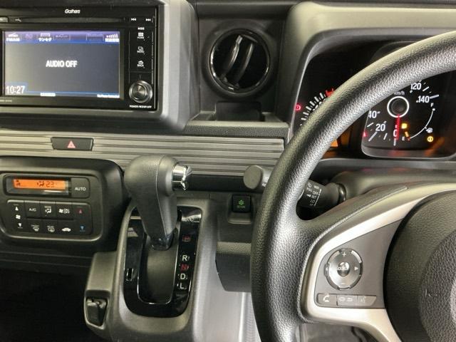 �����f�B�X�v���C�I�[�f�B�I����������Ă��܂��B�X�e�A�����O���葤�ɃI�[�f�B�I�֘A�̃R���g���[���X�C�b�`��z�u���Ă��܂��B���쎞�͎�������炷���ƂȂ��^�]�ɏW���ł��܂�