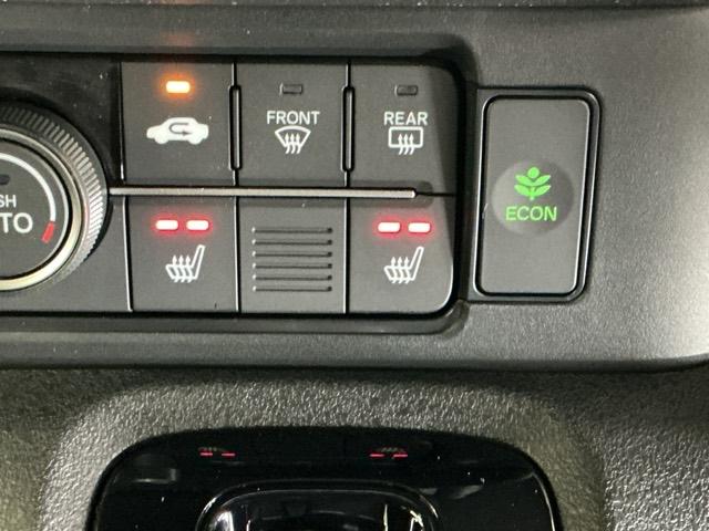 ベースグレード　メモリーナビ　リアカメラ　シートヒーター　ＬＥＤヘット　コーナーソナー　踏み間違い防止　Ｗエアバッグ　Ｂモニター　Ｂｌｕｅｔｏｏｔｈ　整備記録簿　フルセグ　ＶＳＡ　オートマチックハイビーム　ＵＳＢ（画像12）