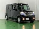 狭い駐車場でも、スライドドアならチャイルドシートへのお子さまの乗降や荷物の積載もスムーズ。とても便利な【両側電動スライドドア】ドアハンドを少し引くだけでリアドアが自動開閉します。