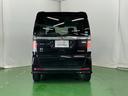 雨天・雪天時に、水滴や汚れを取り除いてくれるのに便利なリアワイパーが付いています。