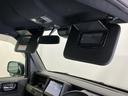 日差しをカットしながら、身だしなみもチェックできる鏡付きサンバイザーです