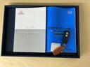 メンテナンスノート【点検整備記録簿・保証書】、取説も揃ってます。スマートキーはバッグなどにしまったままボタン操作でエンジン始動・停止やハイブリッドシステムの起動や停止ができて大変便利です