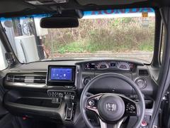 フロントガラスが大きく、ワイドな視界で運転もしやすくなるように、設計されています。 3