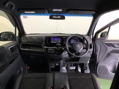 パーキングブレーキはフット式なので運転席と助手席の間はすっきり、移動も楽々です。さっと手が届く位置にＡＴセレクトレバーやエアコンスイッチなどがあり操作性に優れています 2