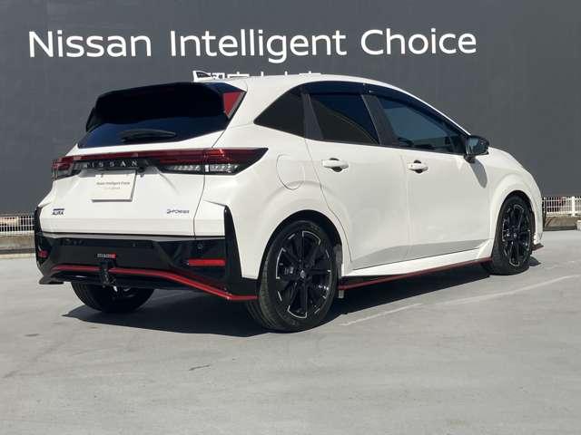 オーラ ニスモ　カーテンエアバッグ　エマブレ　インテリキー　ＥＴＣ　ドラレコ　車線逸脱警報　ワンセグ　キーフリーシステム　ダブルエアバック　定期点検記録簿　アルミホイール　運転席エアバッグ　メモリーナビ　ナビＴＶ（3枚目）