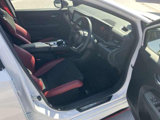 オーラ ニスモ　カーテンエアバッグ　エマブレ　インテリキー　ＥＴＣ　ドラレコ　車線逸脱警報　ワンセグ　キーフリーシステム　ダブルエアバック　定期点検記録簿　アルミホイール　運転席エアバッグ　メモリーナビ　ナビＴＶ（5枚目）