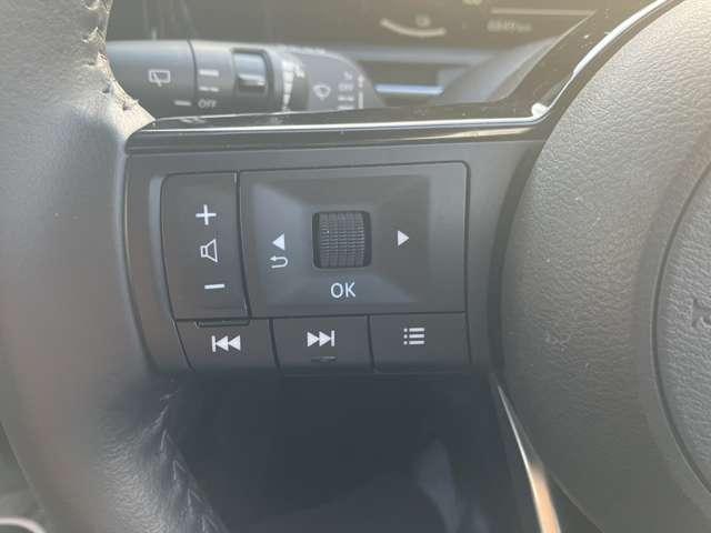 �X�e�A�����O�̍����ɁA�I�[�f�B�I�̑��삪�ł���X�C�b�`�𑕔����Ă��܂��B�n���h�������𗣂�������ł��ĕ֗��ł��B