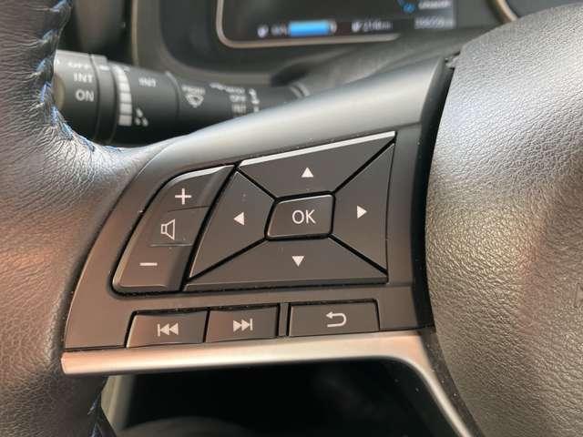 �X�e�A�����O�̍����ɁA�I�[�f�B�I�̑��삪�ł���X�C�b�`�𑕔����Ă��܂��B�n���h�������𗣂�������ł��ĕ֗��ł��B